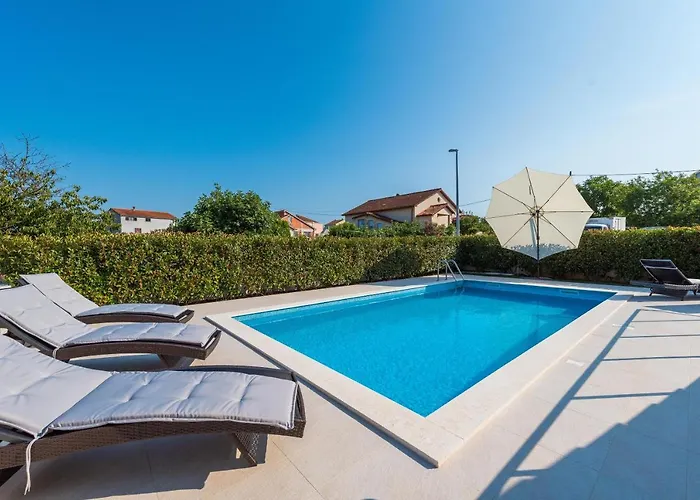 Villa Petra S Bazenom, Rostiljem I Parkingom