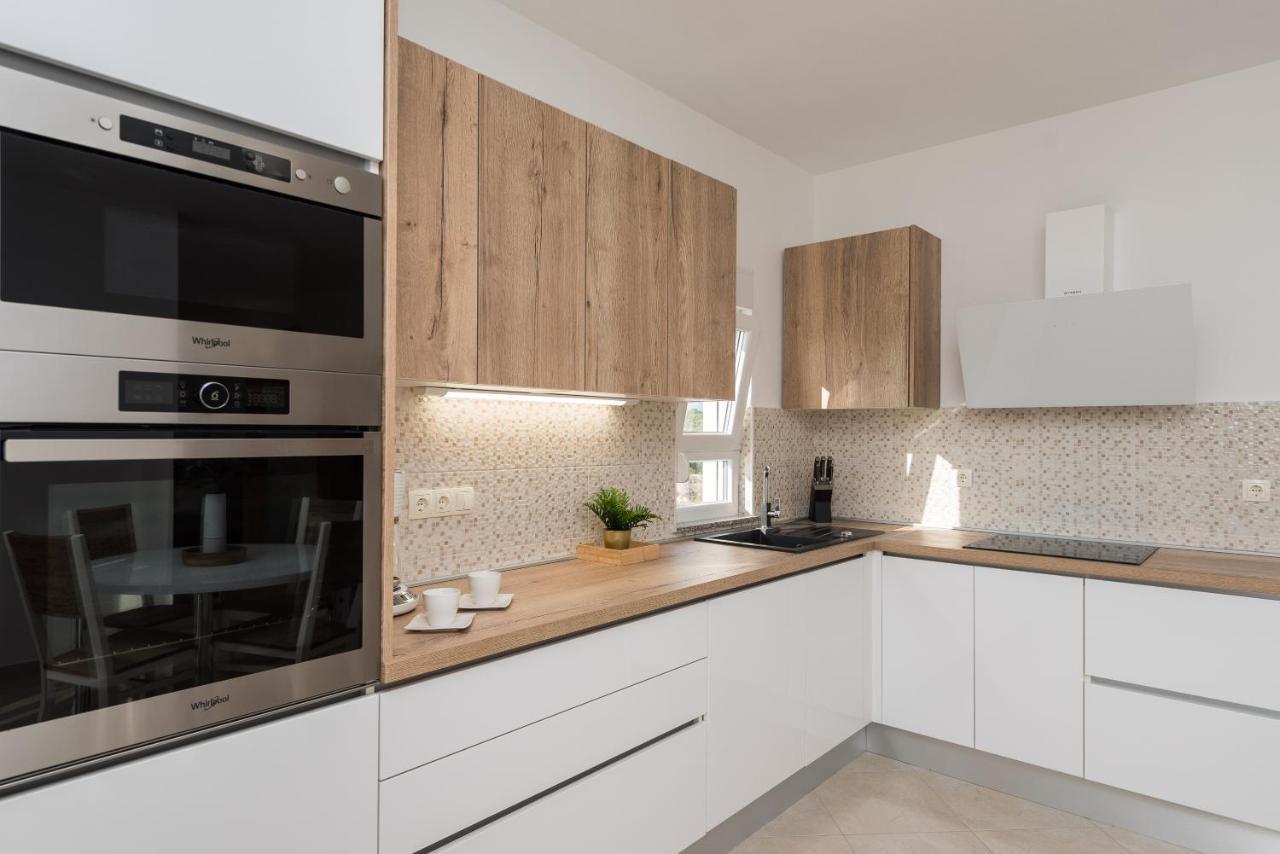 Petra S Bazenom, Rostiljem I Parkingom Apartmán