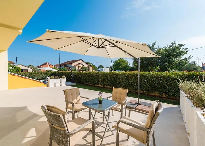 Villa Petra S Bazenom, Rostiljem I Parkingom