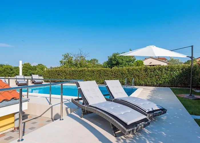 Villa Petra S Bazenom, Rostiljem I Parkingom