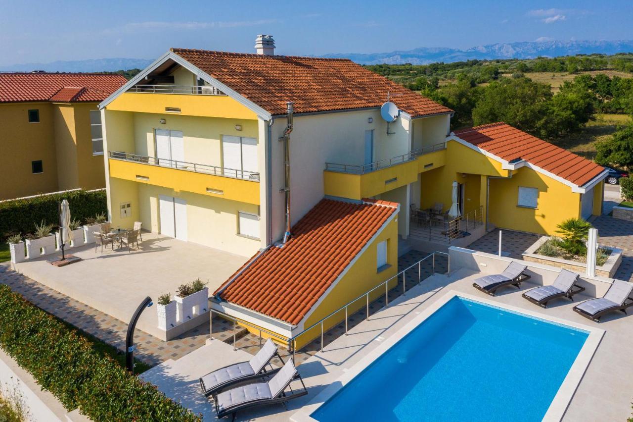 Apartment Petra S Bazenom, Rostiljem I Parkingom Zadar