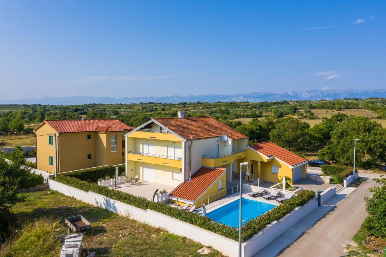 Apartment Petra S Bazenom, Rostiljem I Parkingom Zadar