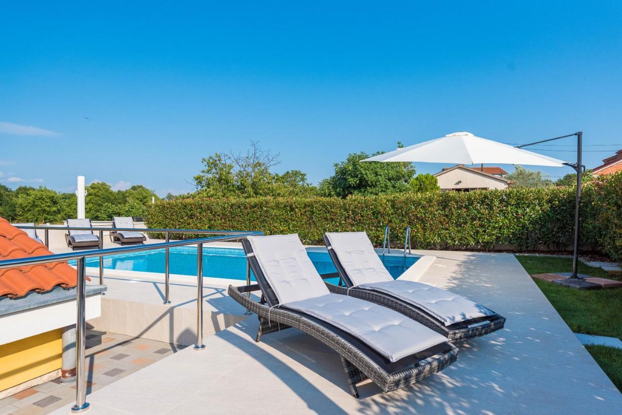 Apartma Petra S Bazenom, Rostiljem I Parkingom