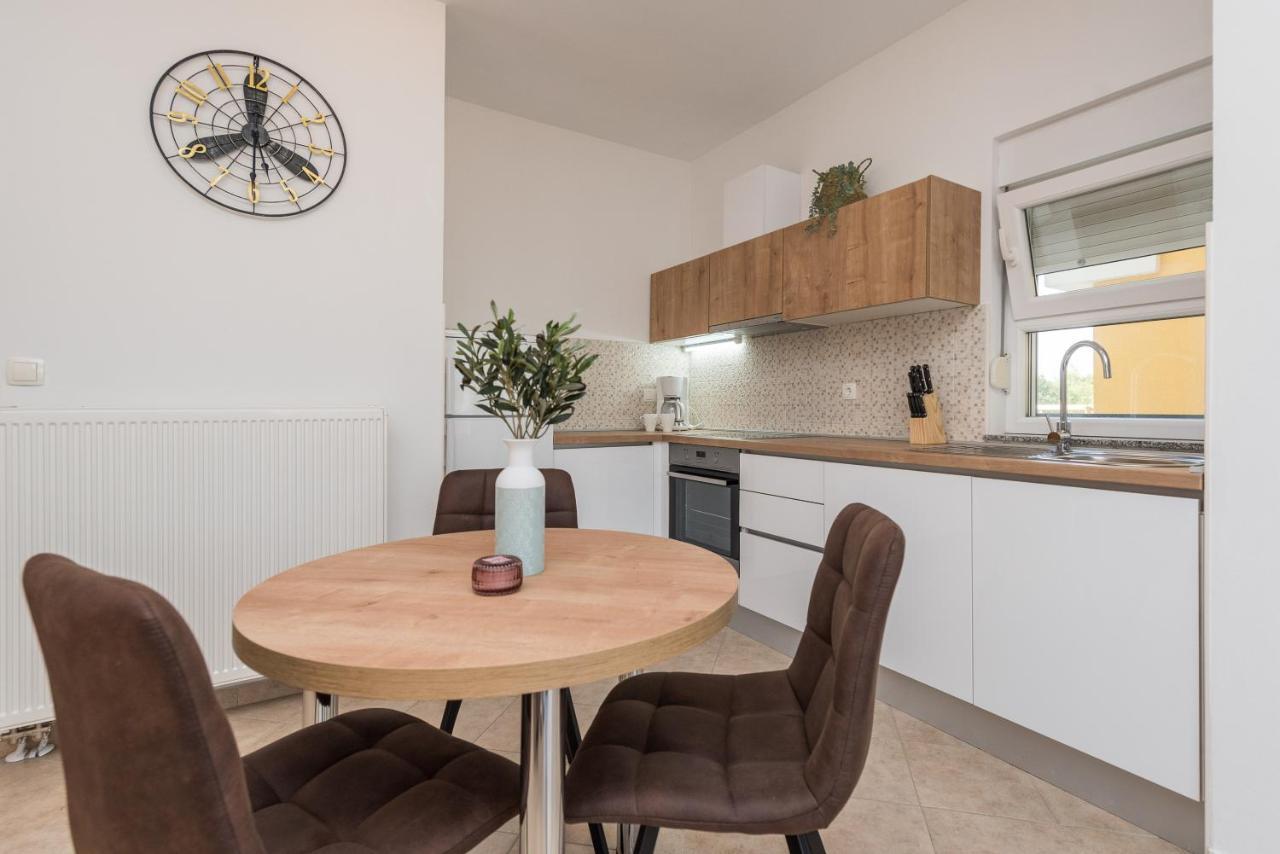 Petra S Bazenom, Rostiljem I Parkingom Apartment