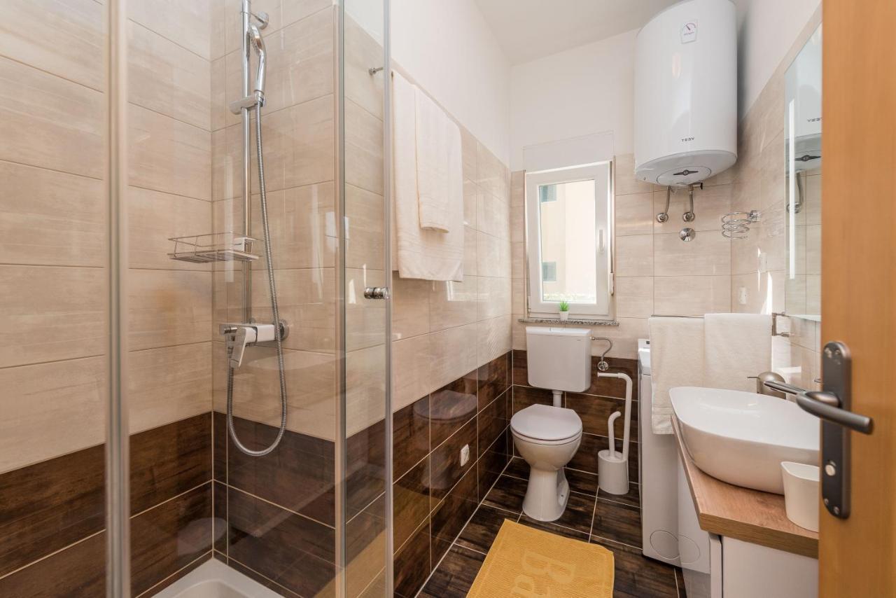 Petra S Bazenom, Rostiljem I Parkingom Apartment