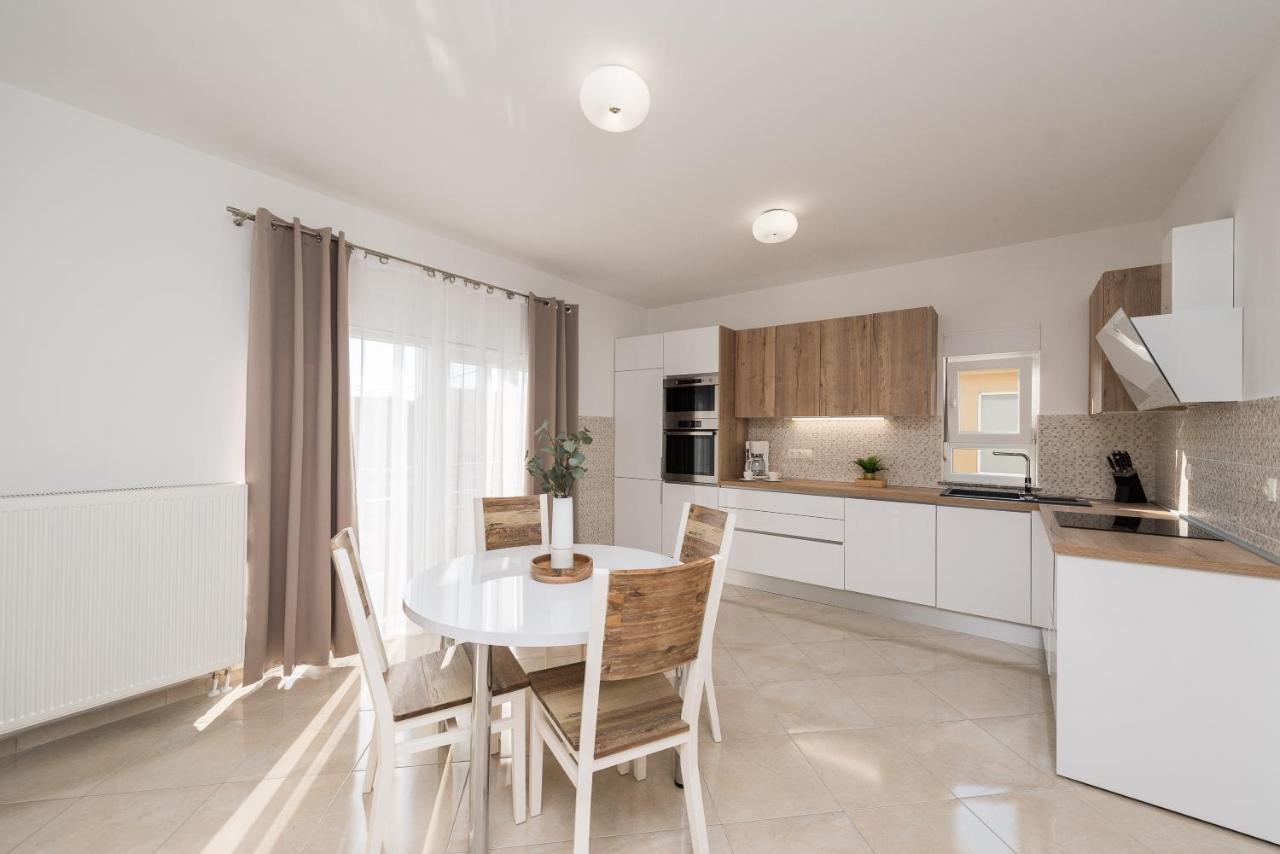 Apartment Petra S Bazenom, Rostiljem I Parkingom *