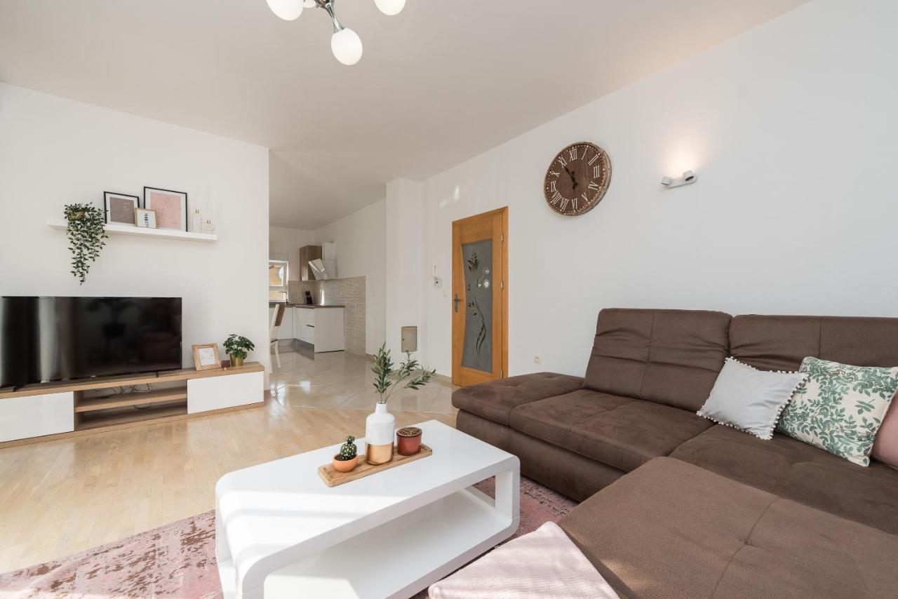 Petra S Bazenom, Rostiljem I Parkingom Apartment