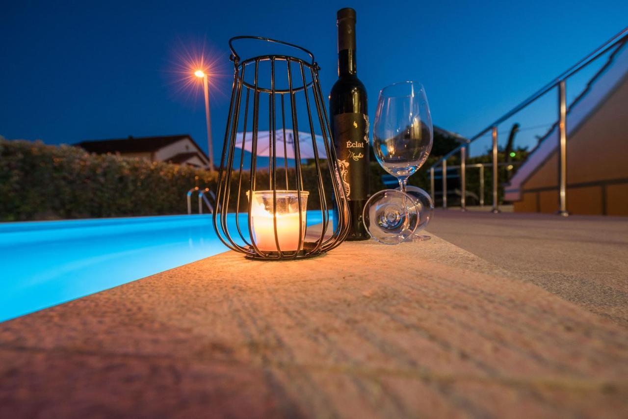 Petra S Bazenom, Rostiljem I Parkingom Apartma