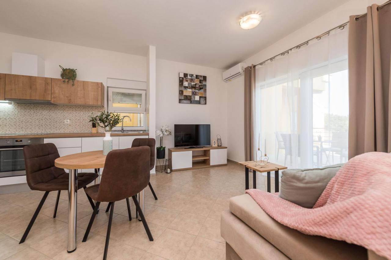 Petra S Bazenom, Rostiljem I Parkingom Apartment