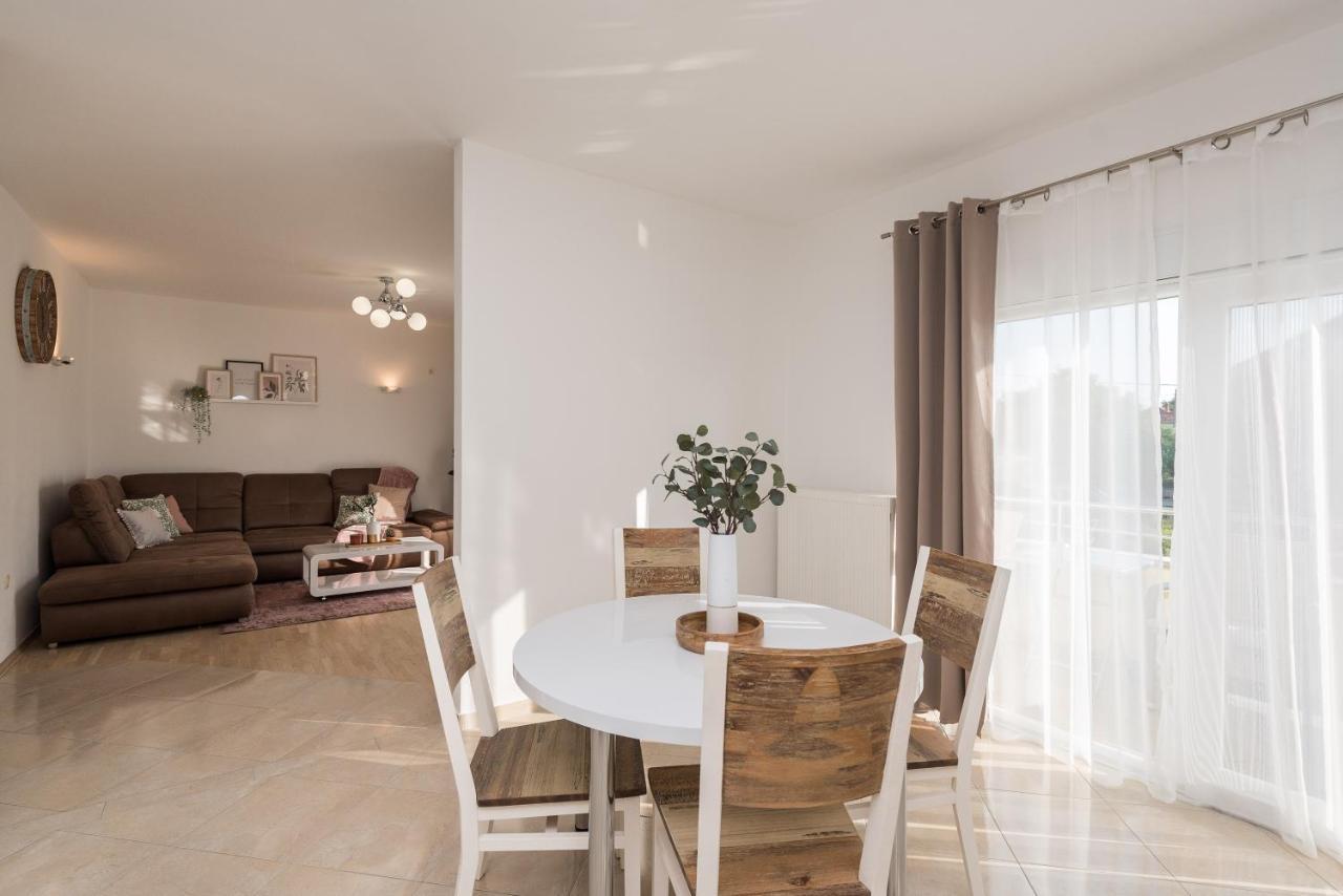 Apartment Petra S Bazenom, Rostiljem I Parkingom