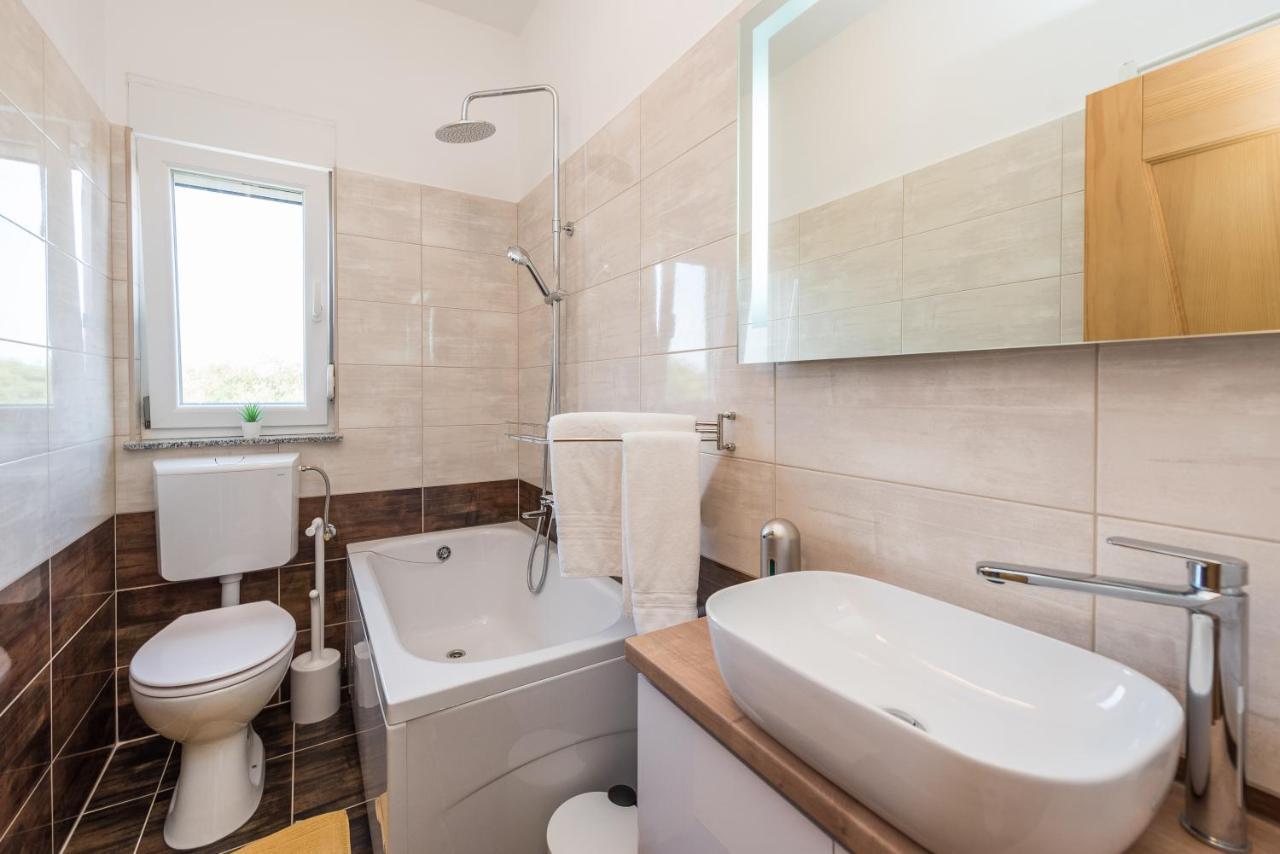Apartment Petra S Bazenom, Rostiljem I Parkingom *