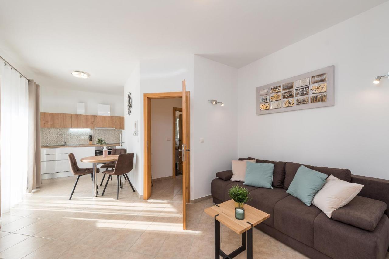 Apartment Petra S Bazenom, Rostiljem I Parkingom *
