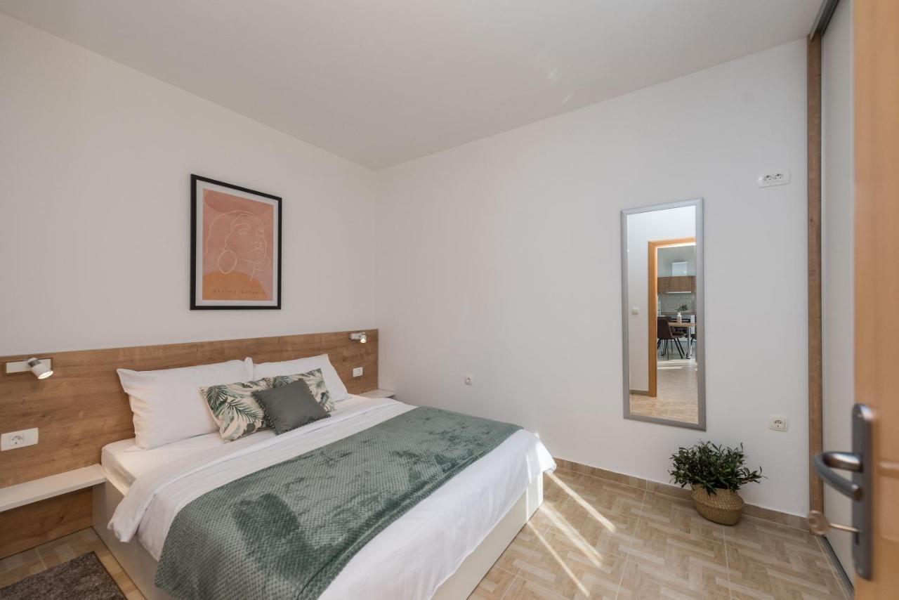 Petra S Bazenom, Rostiljem I Parkingom Apartment *