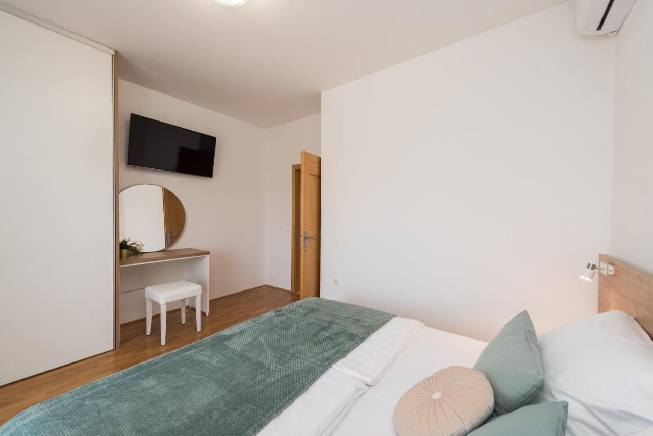 Petra S Bazenom, Rostiljem I Parkingom Apartment Zadar