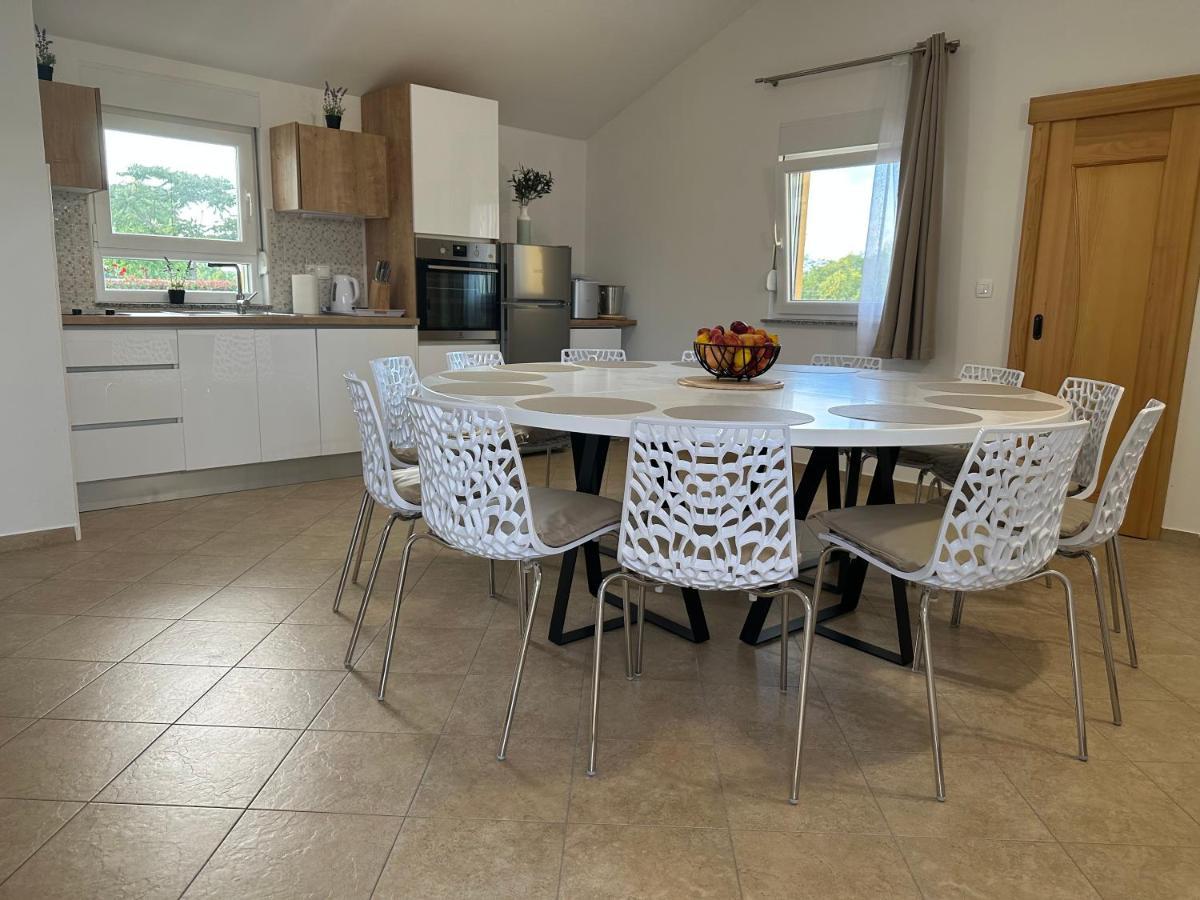 Petra S Bazenom, Rostiljem I Parkingom Apartma Zadar