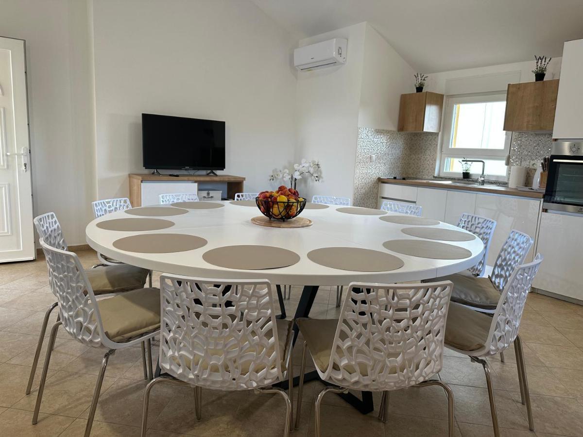 Petra S Bazenom, Rostiljem I Parkingom Apartment Zadar