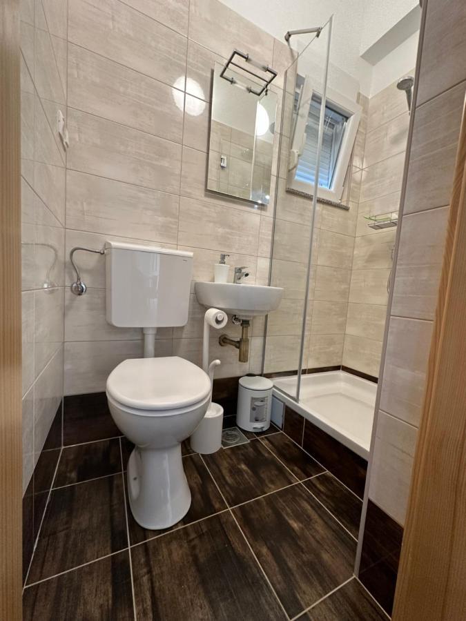Apartma Petra S Bazenom, Rostiljem I Parkingom